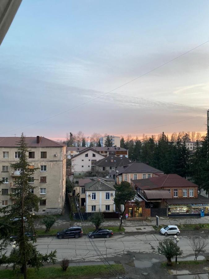 Большая Четырехкомнатная Квартира С Двумя Балконами У Моря В Центре Сухума,В Абхазии Сухумі Екстер'єр фото